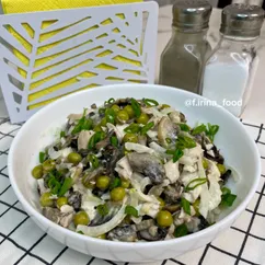 Салат с курицей, грибами и зеленым горошком 