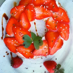 Булочка с творожным кремом и клубникой🍓🍓🍓🍓🍓🍓🍓