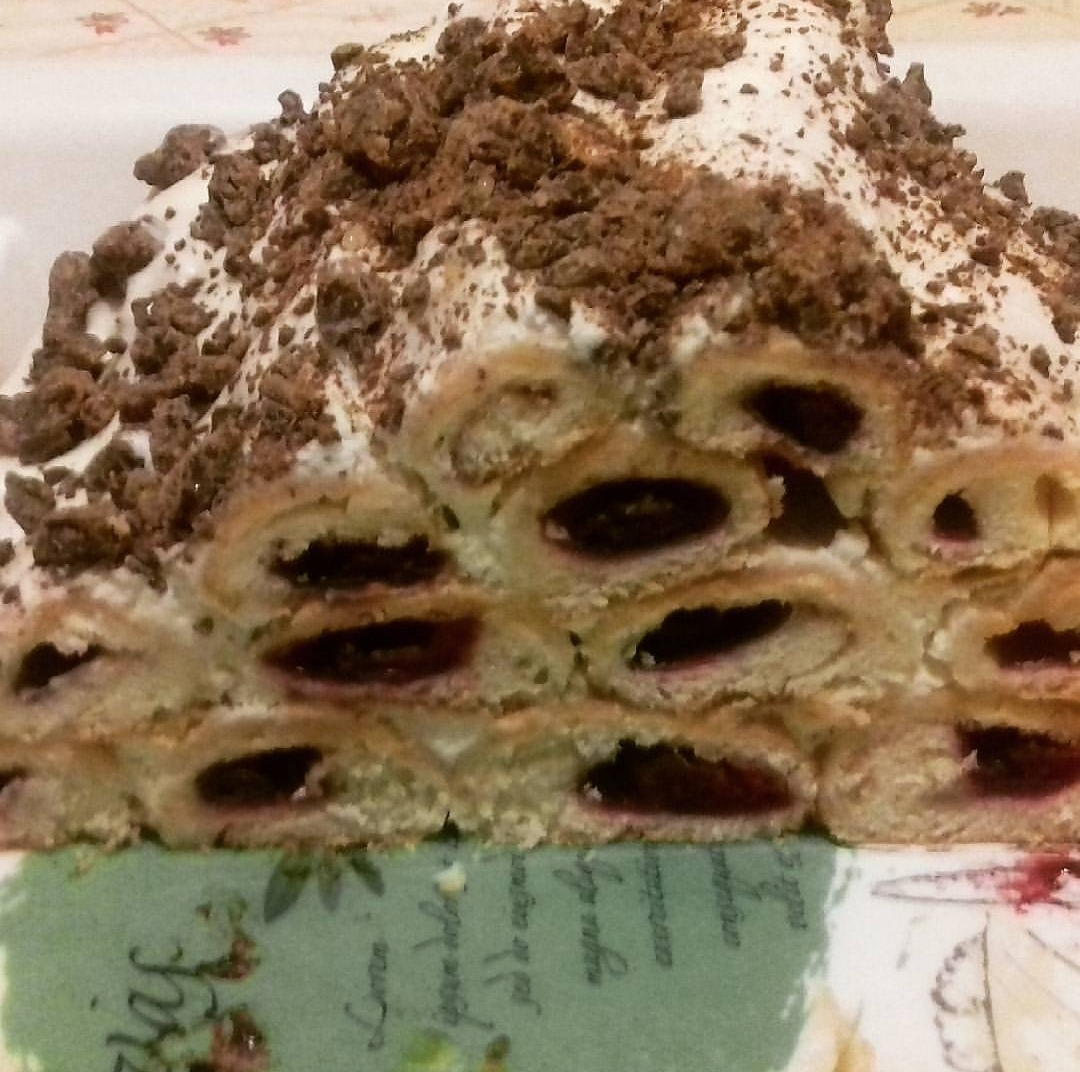 Воздушный торт из слоеных трубочек с вишней и кремом