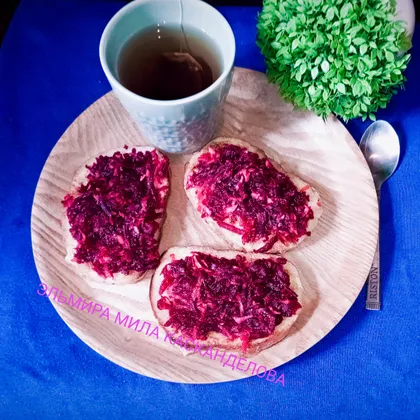 Бутерброды с яйцом и начинкой из свёклы, моркови и редьки на завтрак
