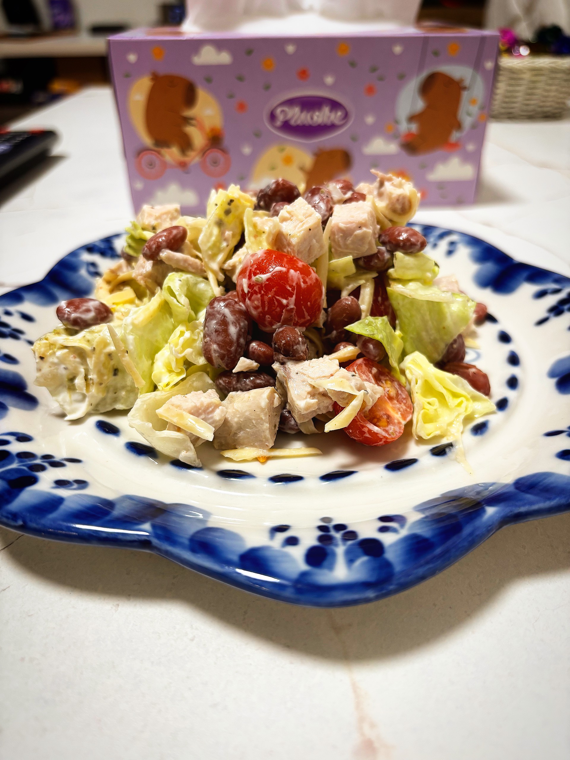 Салат с курицей, фасолью и черри