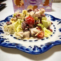 Салат с курицей, фасолью и черри