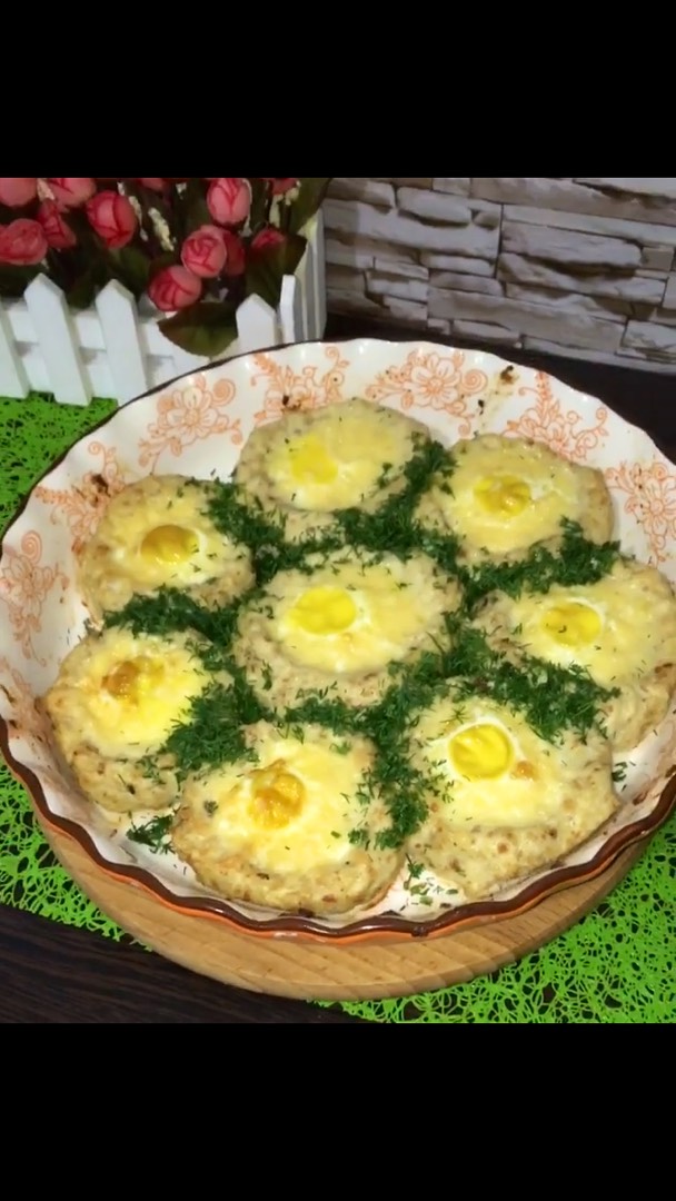 Котлеты с яйцами под грибным соусом в духовке