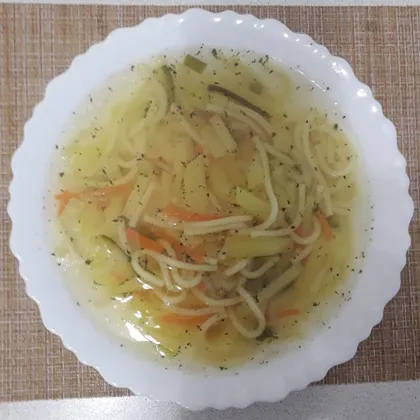 Суп-лапша с овощами на курином бульоне