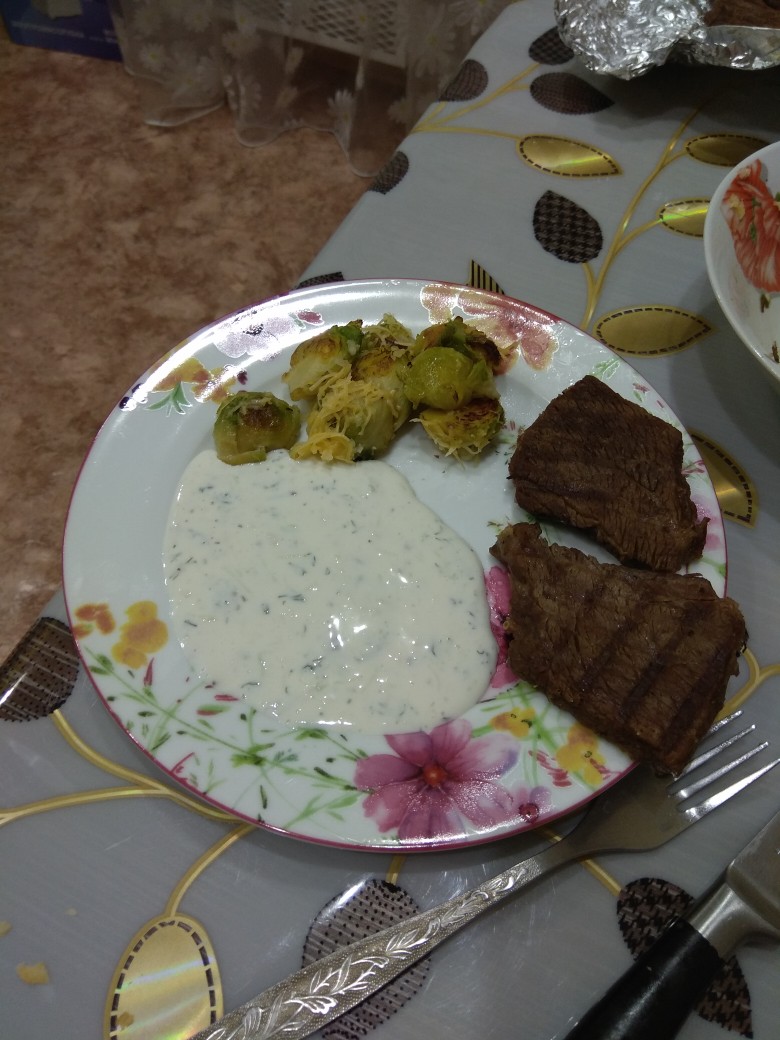 Говядина с брюссельской капустой и соусом
