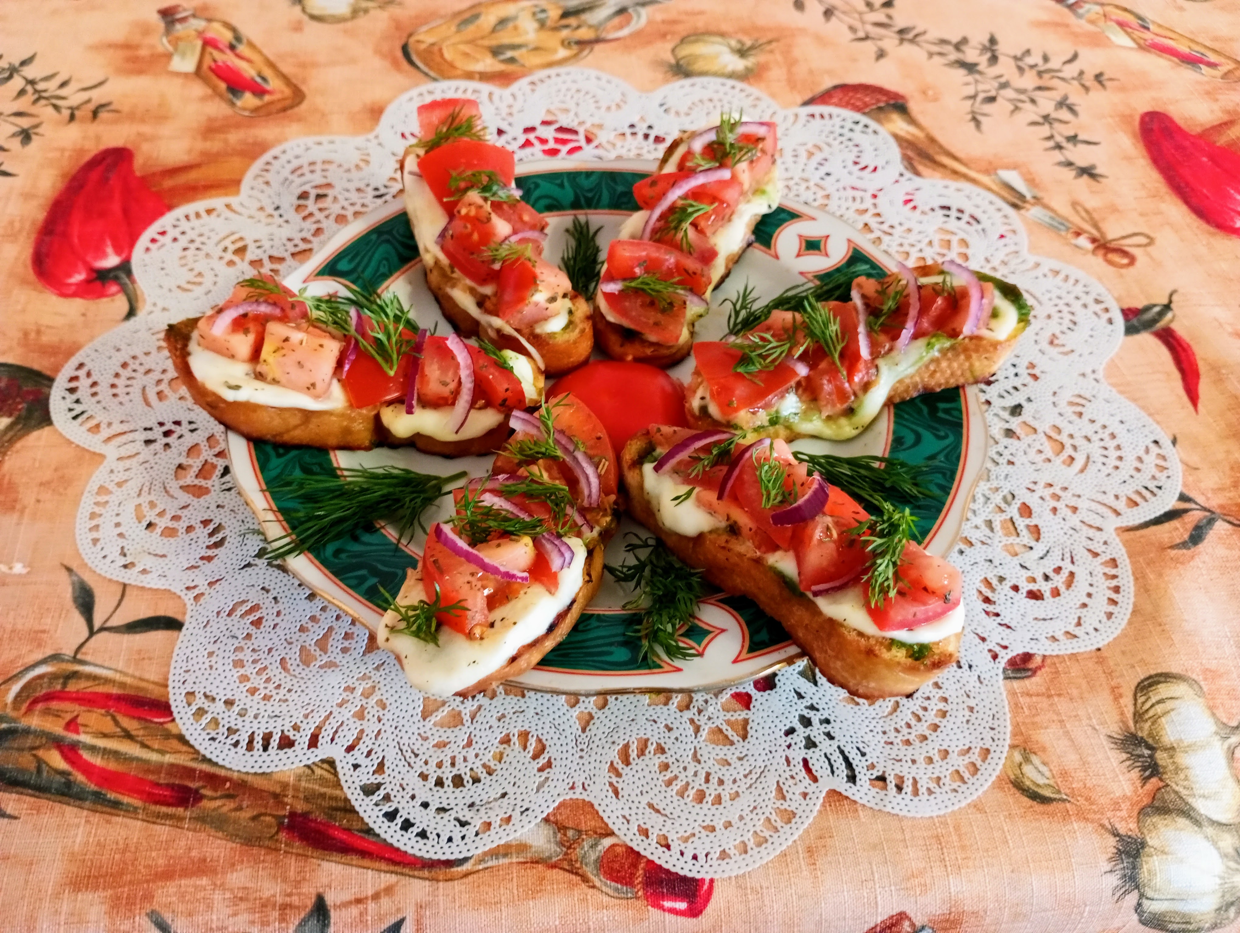 Брускетта с томатами и моцареллой