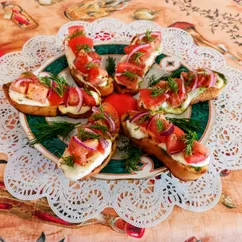 Брускетта с томатами и моцареллой