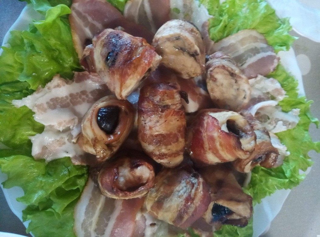 Куриный Рулет с черносливом и беконом