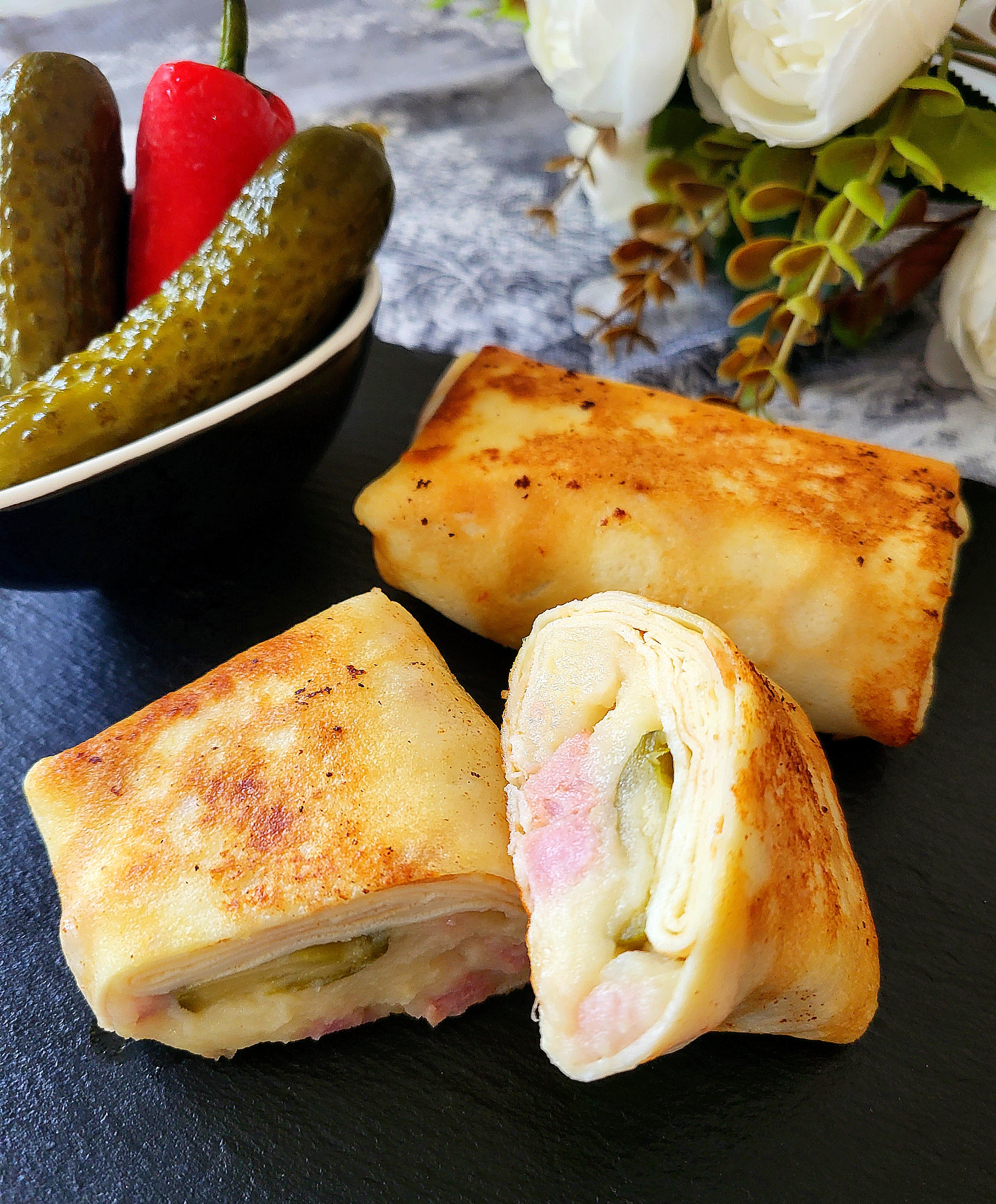 Блины с начинкой из картофельного пюре, ветчины и маринованного огурца