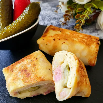 Блины с начинкой из картофельного пюре, ветчины и маринованного огурца