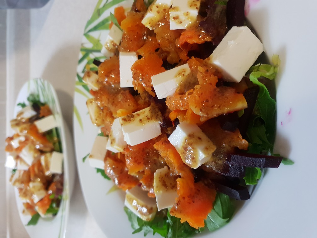 Теплый салат с запеченными овощами и фетой