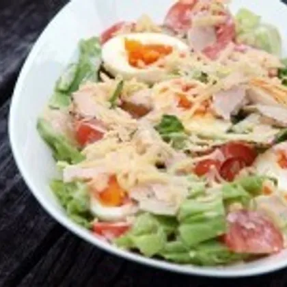 Салат с курицей, яйцом, сыром и овощами