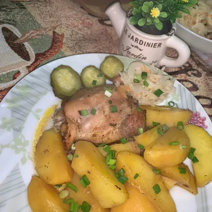Картофель 🥔 с куриными бедрышками в духовке