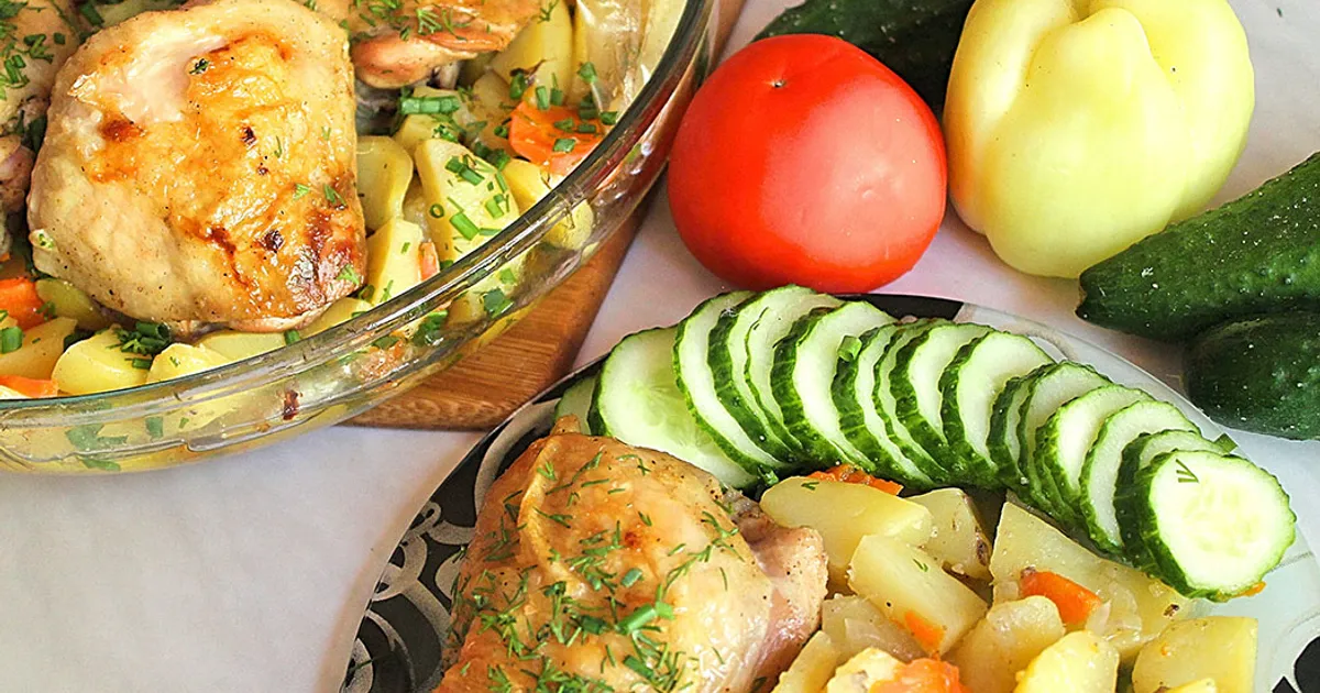 Куриные бёдра с овощами в рукаве: рецепт - Лайфхакер