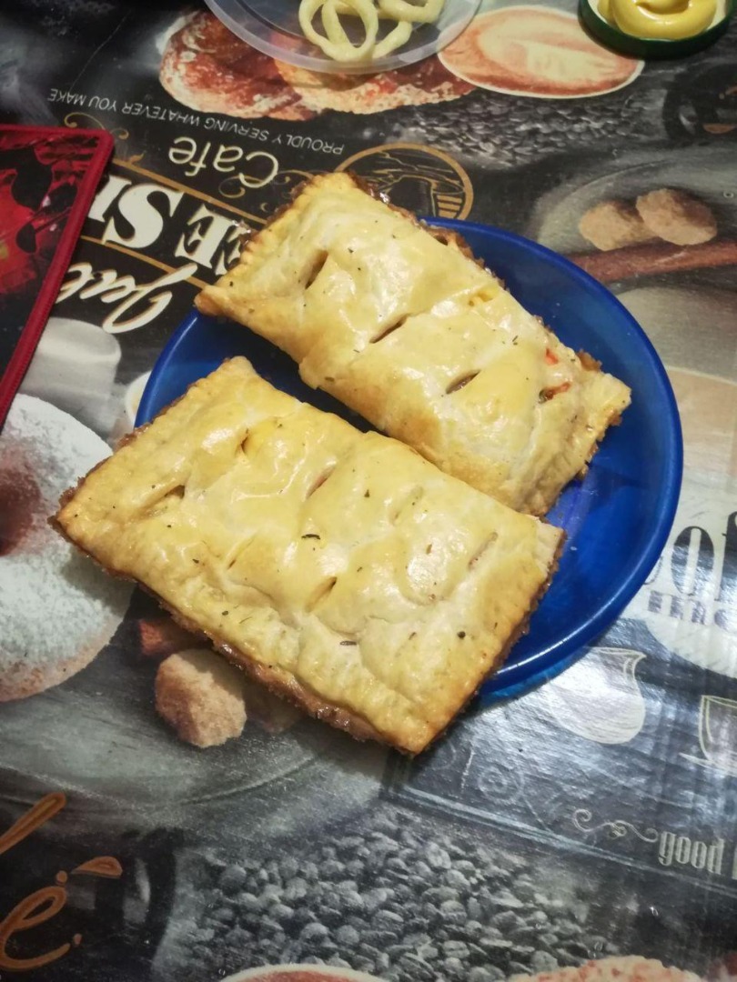 Закрытая пицца из слоеного теста с сосисками - пошаговый рецепт с фото на luchistii-sudak.ru
