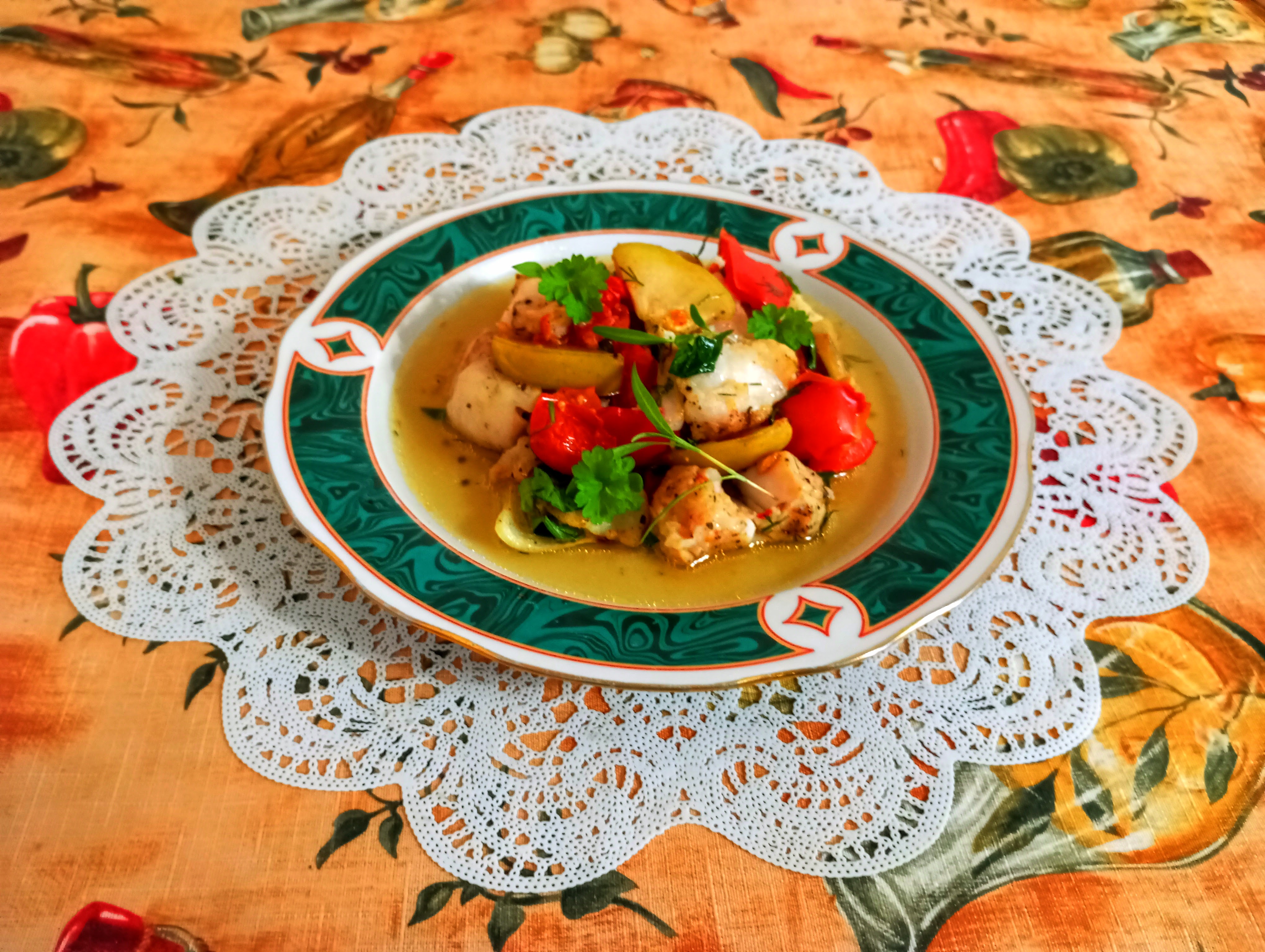 Рыба с овощами и яблоками запеченная в духовке