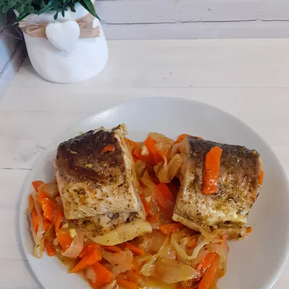 Амур тушёный на сковороде с луком и морковью 