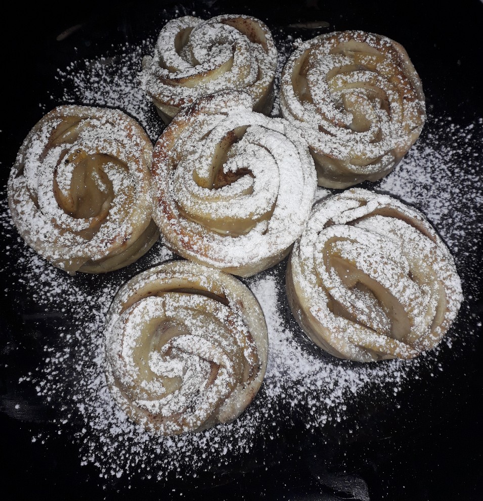 Слойки с яблоками