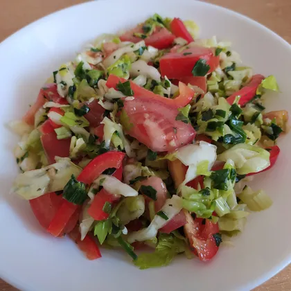 Овощной салат с капустой и помидорами