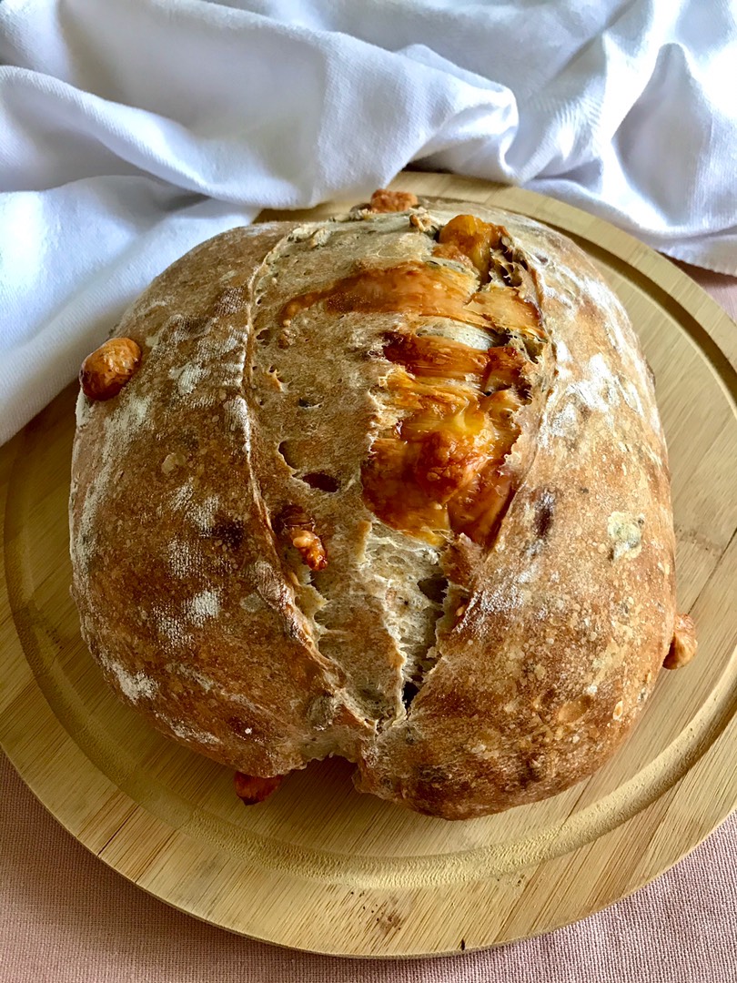 «Портос» —ржано-пшеничный хлеб 🍞🌾на закваске с сыром🧀, ароматными травами🌱 и семенами🌻