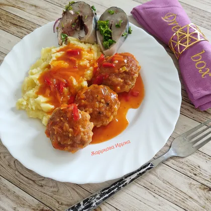 Тефтели с рисом и овощами в густой подливе