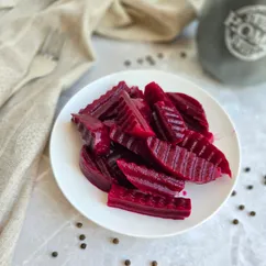 Салат из маринованной свёклы