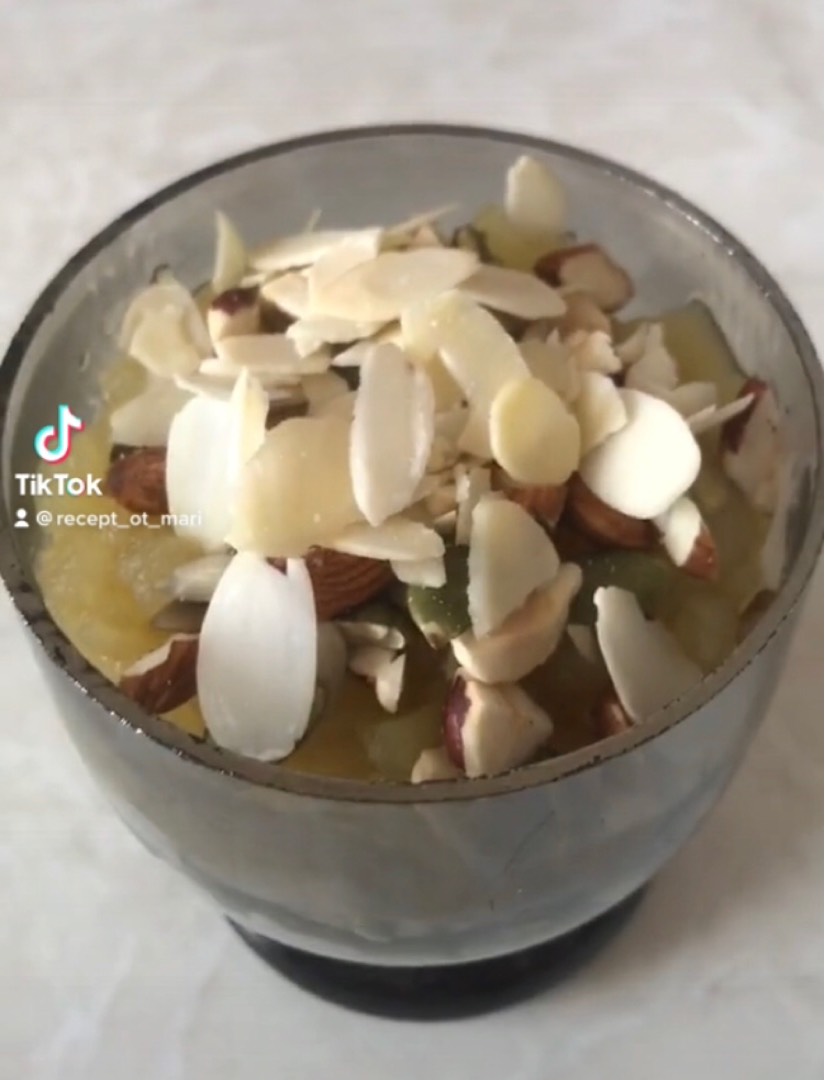 Творожок зернистый с яблоком и орехами