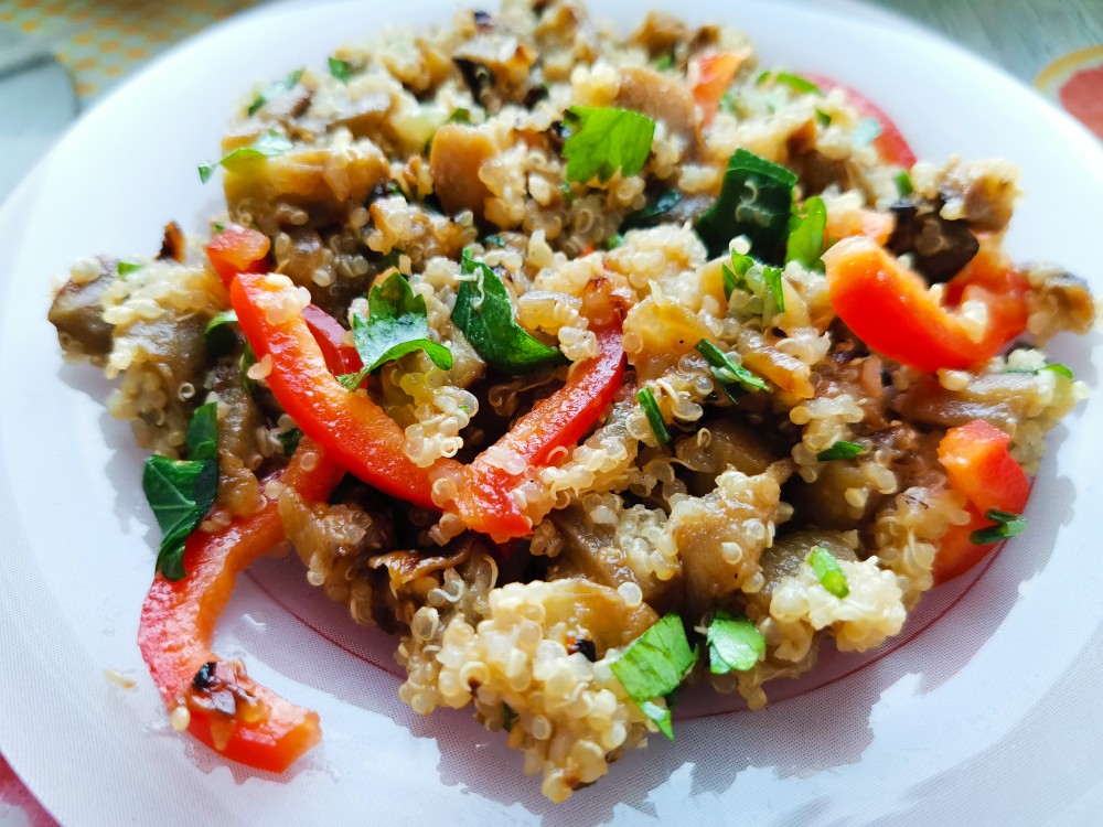 Горячий баклажанный салат с киноа 🥗