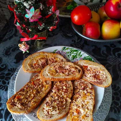 Горячие бутерброды с хурмой, творогом и орехами