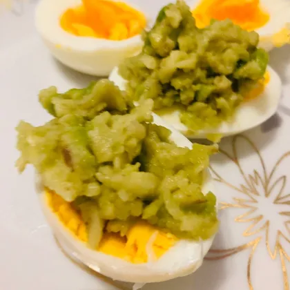 Ленивый завтрак: яйца с авокадо