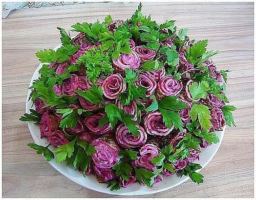 Букет роз: рецепт нарядного слоеного салата из селедки с блинами | Мама Люба | Дзен