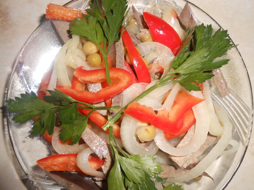 Салат из печени с маринованным луком