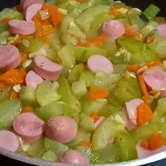 Кабачки тушеные с сосисками