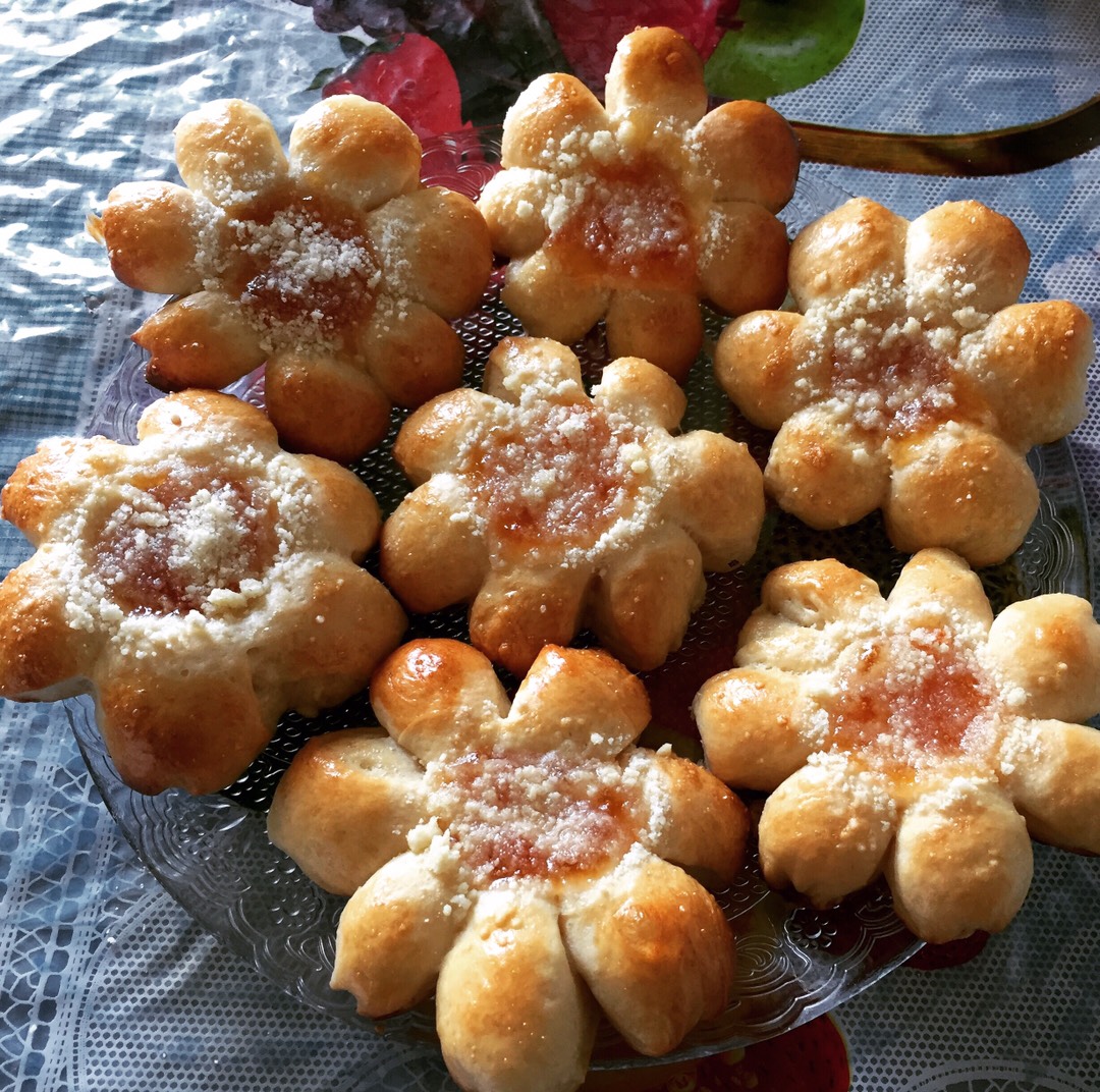Пряные булочки с абрикосовым джемом – кулинарный рецепт