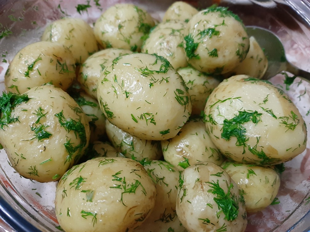 Молодой картофель с укропом