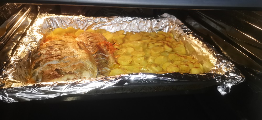 Пеленгас, запеченный кусочками с картофелем в рукаве- вкусный ужин