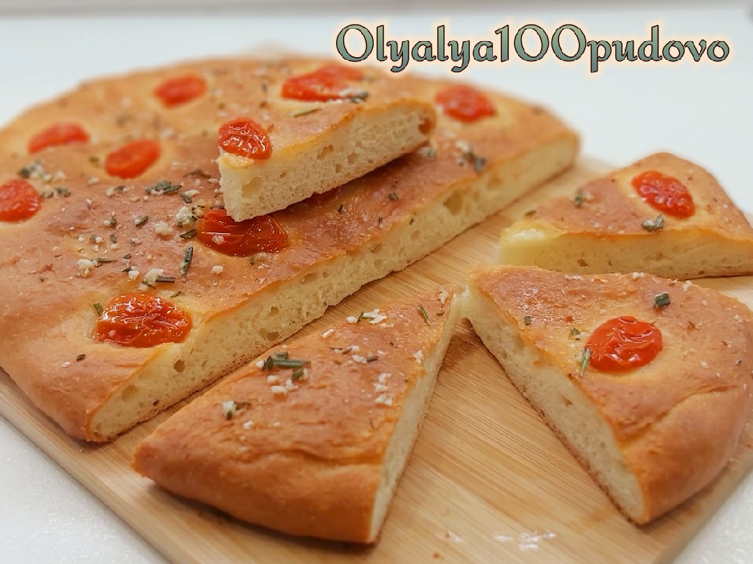 Фокачча с розмарином, чесноком и помидорами черри