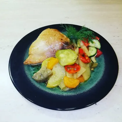 Куриные бëдра с овощами