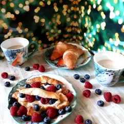 Новогодний завтрак - сэндвичи с малиной и голубикой 🎄