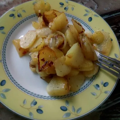 Молодая жареная картошка на сливочном масле