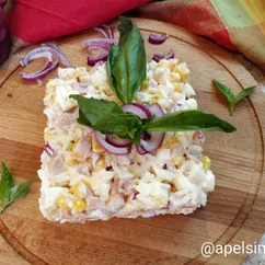 Салат с копчёной курицей, рисом и кукурузой