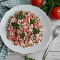 Салат Гусарский с помидорами и говядиной 