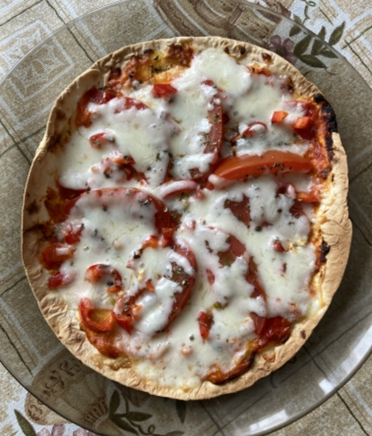 Быстрая пицца с помидором и сладким перцем 