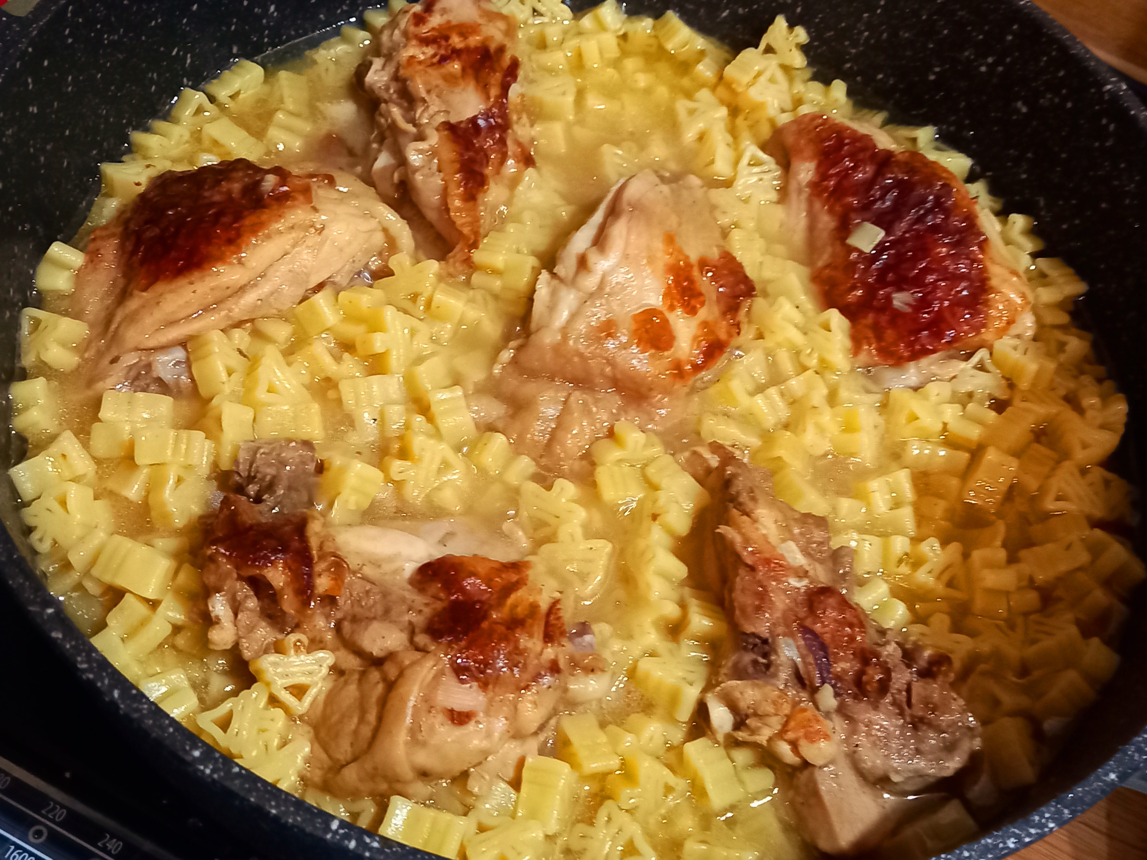 Куриные бёдра с макаронами "ёлочка"