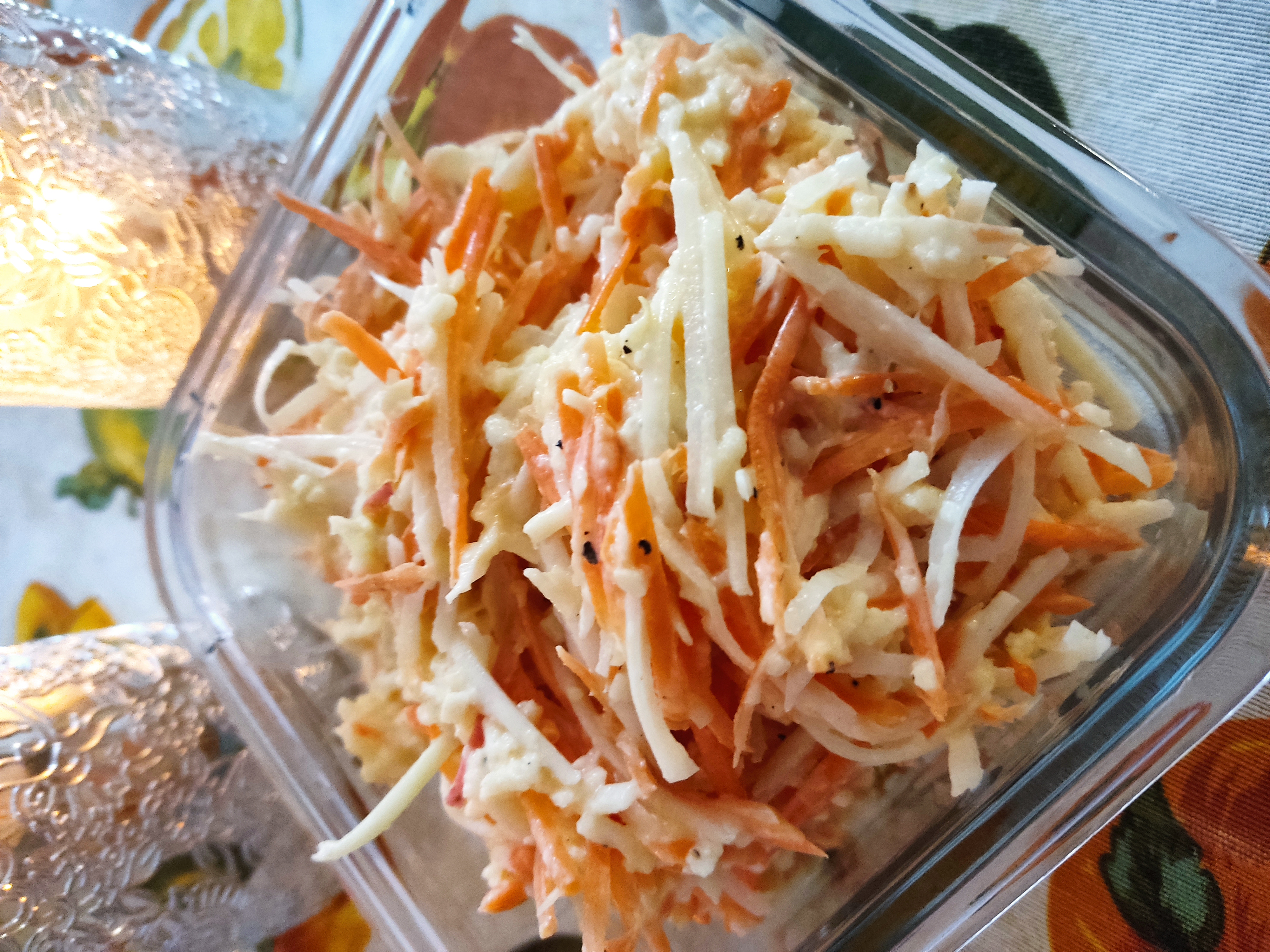 Слоёный салат с яблоками, морковью и сыром