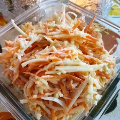 Салат из кольраби, яблока и моркови 