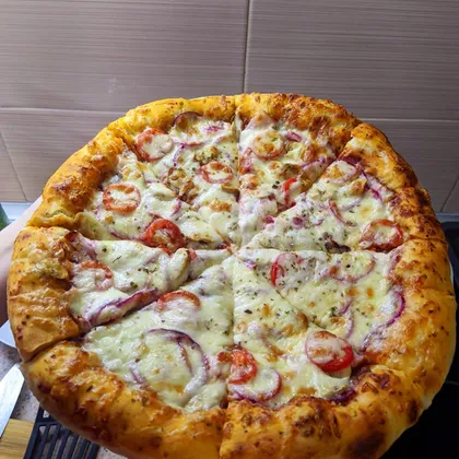 Пицца с копченой грудинкой и маринованным лучком