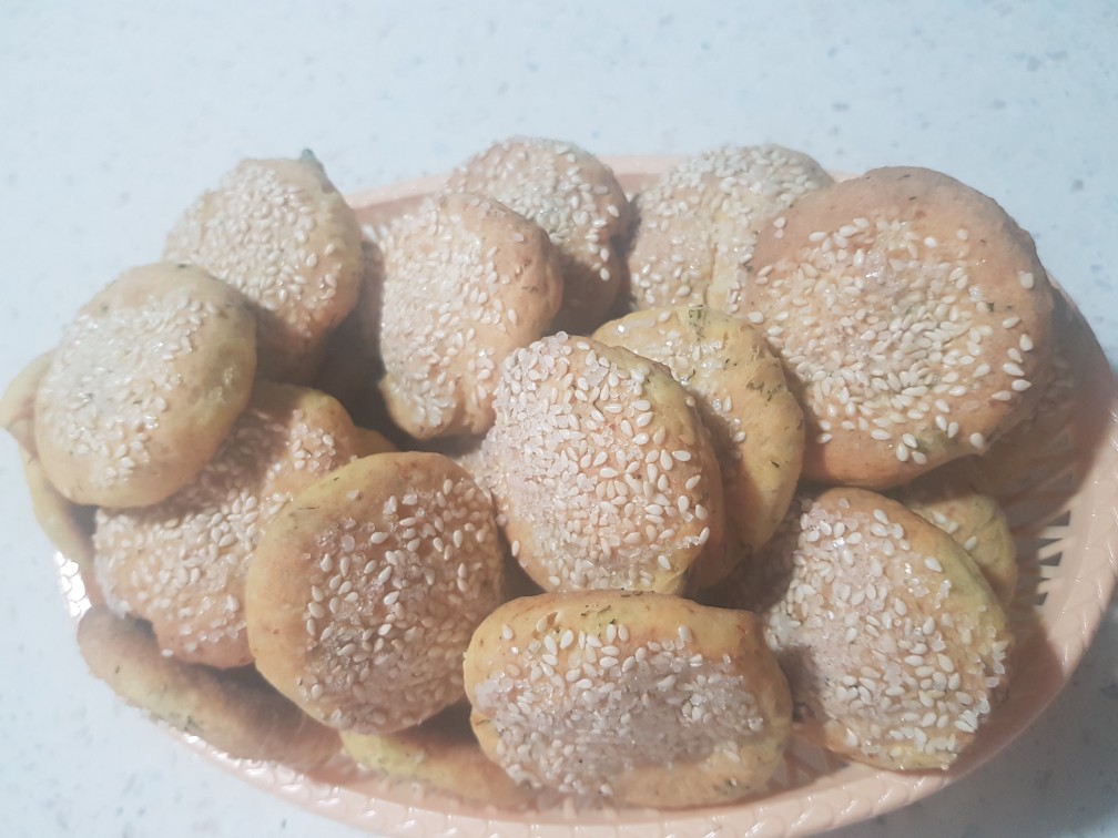 Соленые творожные печенюшки с укропом, базиликом и кунжутом