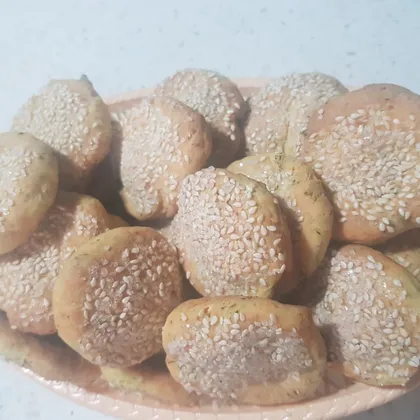 Соленые творожные печенюшки с укропом, базиликом и кунжутом