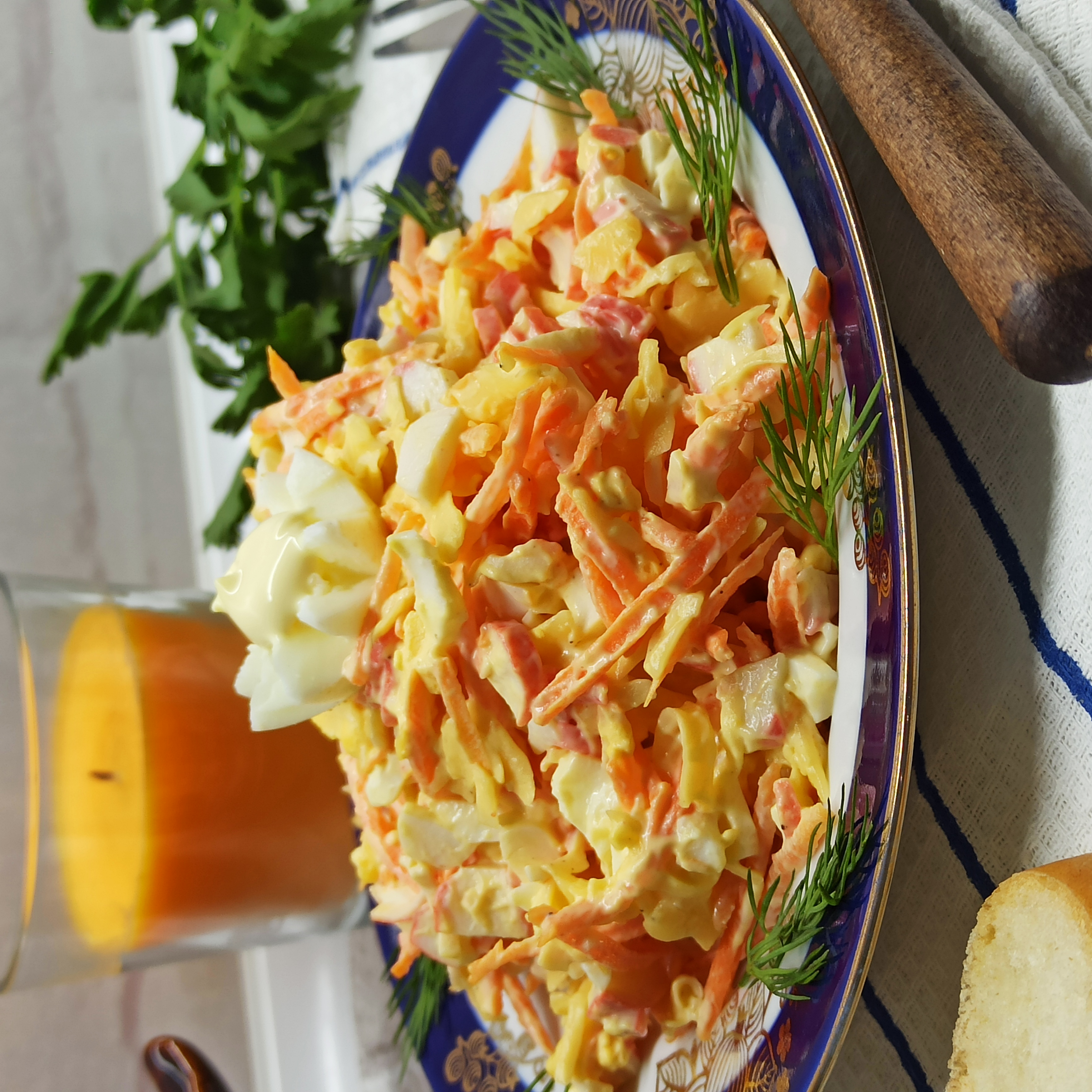 Салат с крабовыми палочками и омлетом, рецепты с фото